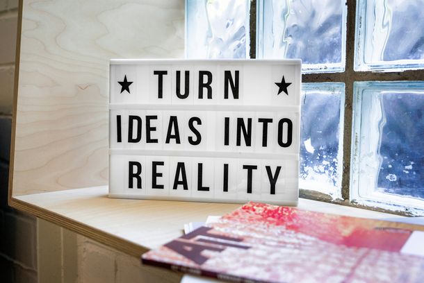 Schild mit Aufschrift "turn ideas into reality"
