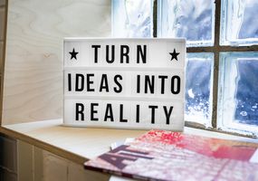 Schild mit Aufschrift Turn ideas into reality