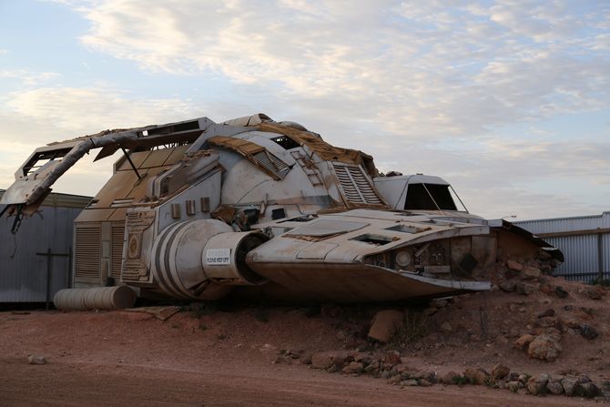 Alte Science Fiction-Filmkulisse auf einem Parkplatz in Coober Pedy