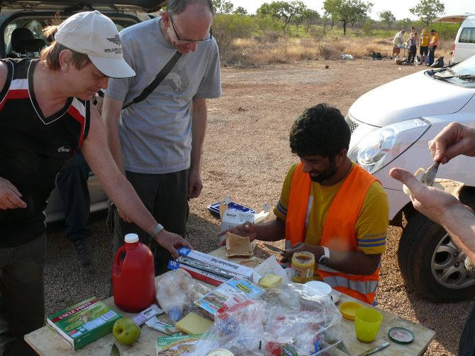 Butterbrote nach Wunsch macht Rajiv Kunaratnasamy(Mitte), hier ein Erdnussbuttersandwich für Josef Otte(rechts). Teamarzt Hans Henschel(links) hilft beim Einpacken