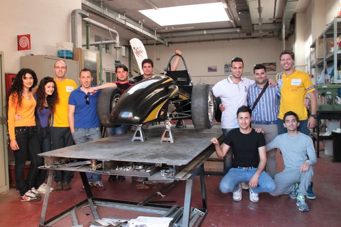 Das Team des Formula Students Projects der Universität von Calabrien stolz mit Teammitgliedern des SolarCar Teams