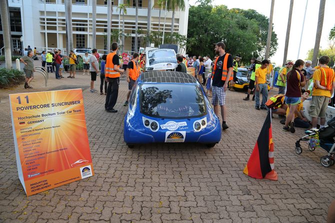 Ausstellung der Solarcars vor der Abfahrt