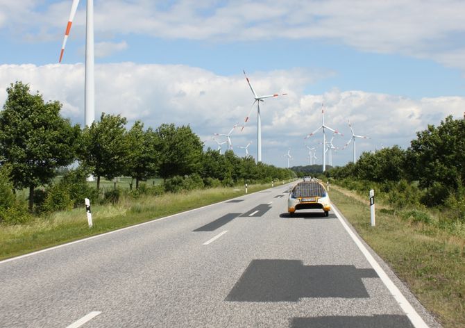 Regenerativ getriebener wagen trifft regenerative Ressource. Windpark nahe Brandenburg