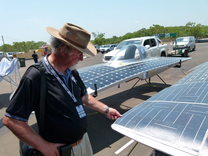 Der Herr der Solarzellen: Hans Gochermann inspiziert ein fremdes Solarpanel