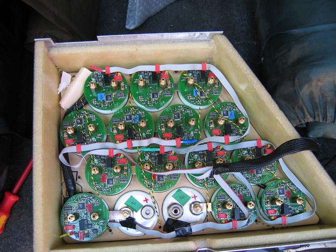 Die gelb-schwarzen Schnüre stellen die Versiegelung der Batterien dar. Benjamin Haase montiert das Überwachunssystem wieder Die gelb-schwarzen Schnüre stellen die Versiegelung der Batterien dar. Benjamin Haase montiert das Überwachunssystem wieder