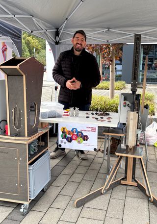 Foto von Anil mit den Precious Plastic Maschinen
