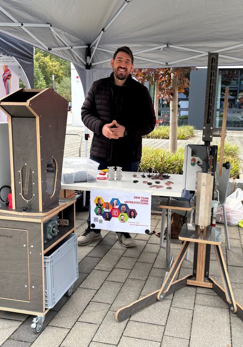 Foto von Anil mit den Precious Plastic Maschinen