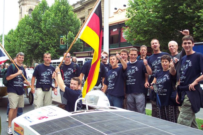 Bei der Parade in Adelaide: Britische Shirts und deutsche Flagge