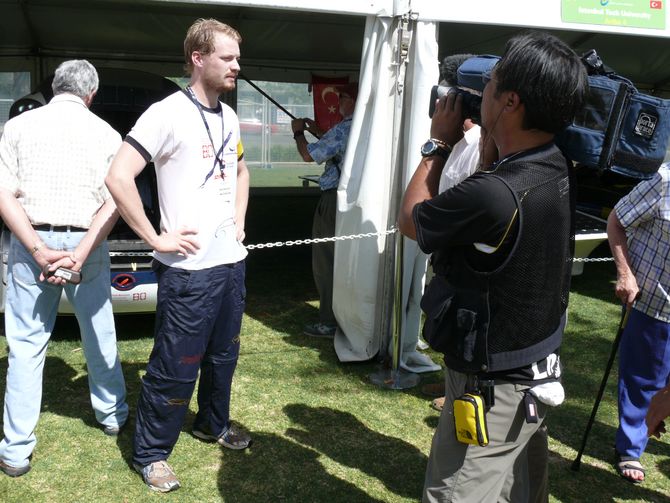 Julian Stentenbach gibt das letzte Interview für das japanische Fernsehen