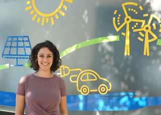 Ein Portraitbild von Joana Pires Heise. Sie steht vor dem Klimabüro der Stadt Königswinter.