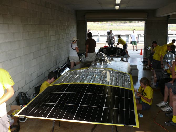 Der Solargenerator des Michigan-Fahrzeuges. Deutlich zu sehen: Die Konzentrator-Optik und geschindelte Solarzellen. Ob das den Regeln entspricht, wird noch diskutiert.