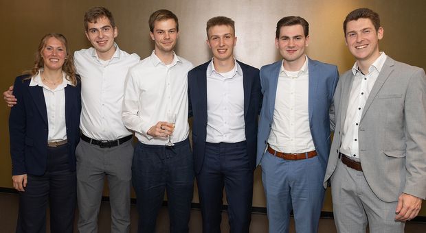 eine Absolventin und fünf Absolventen