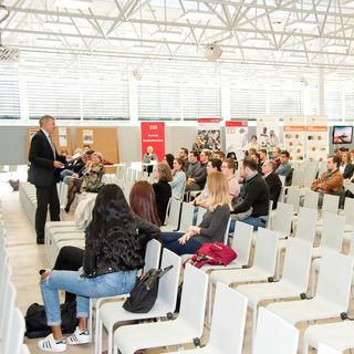 Hochschulpräsident Prof. Dr. Jürgen Bock (li.) begrüßte persönlich die neuen Masterstudierenden am 3. April.