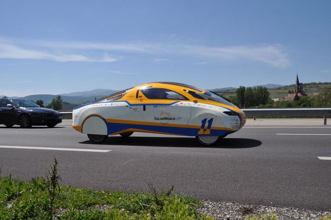 Aerodynamik ist ein wichtiger Punkt im effizienten Gesamtkonzept des GT's. Im Hintergrund sieht man das alte, konventionelle Design Aerodynamik ist ein wichtiger Punkt im effizienten Gesamtkonzept des GT's. Im Hintergrund sieht man das alte, konventionelle Design