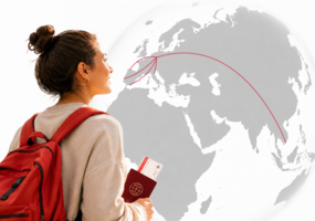 Bild von Frau mit Reisepass vor Weltkarte