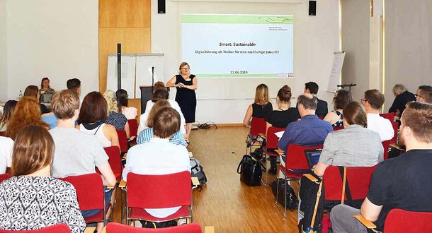 Prof. Eva Waller begrüßt die Teilnehmerinnen und Teilnehmer