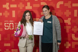 DAAD-Preis für Hasti Sharifi mit Urkunde und Blumen