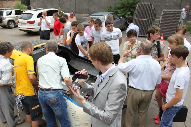 Versammlung vor dem geöffneten Auto vor der Universität Donezk