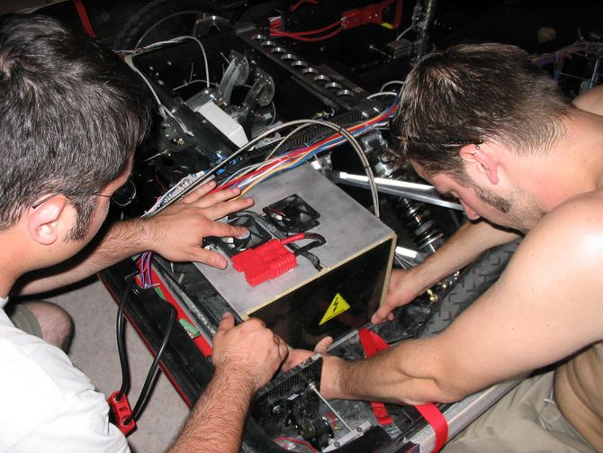 Daniel Pieper und Tobias Terlau beim Einbau der Batteriekästen