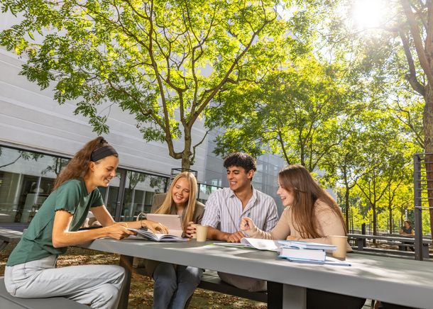 Das Bild zeigt eine Gruppe von Studierenden beim Lernen.