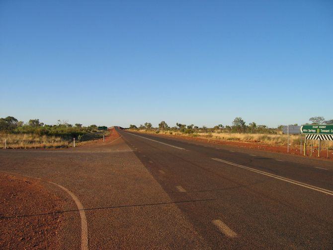 Links geht es nach Ali-Curung, geradeaus nach Alice Springs