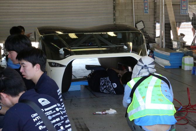 Ein fahrender Katamaran aus Japan, vermutlich eines der Topfahrzeuge der Cruiser-Klasse