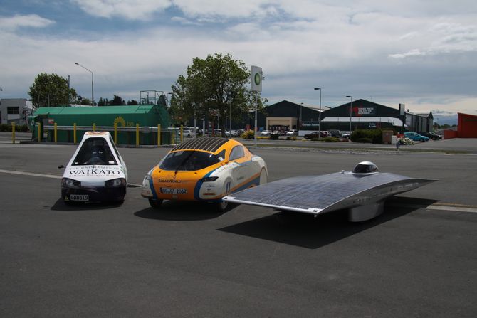 Elektromobiles Treffen bei Christchurch: Fahrzeuge von der Uni Waikato, der Hochschule Bochum und dem Solarfern-Team