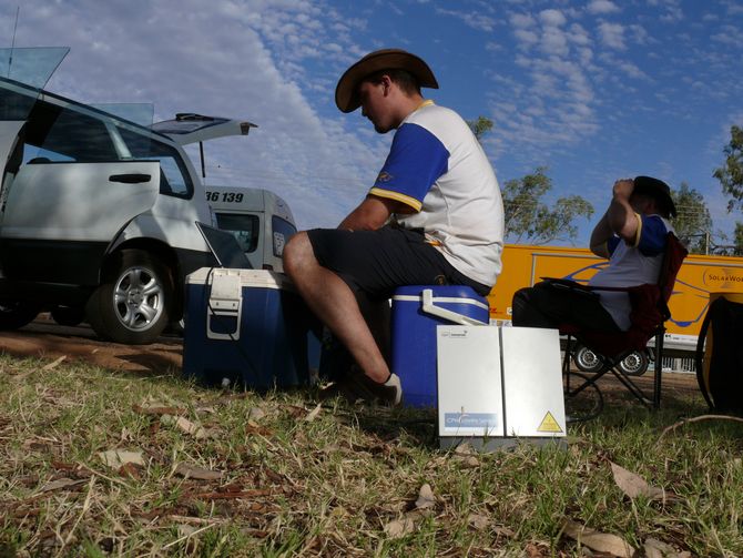 Tobias Kühn überträgt die Daten per Satellitenverbindung nach Deutschland. Im Vordergrund die kleine Sende- und Empfangseinheit: Internet im Outback