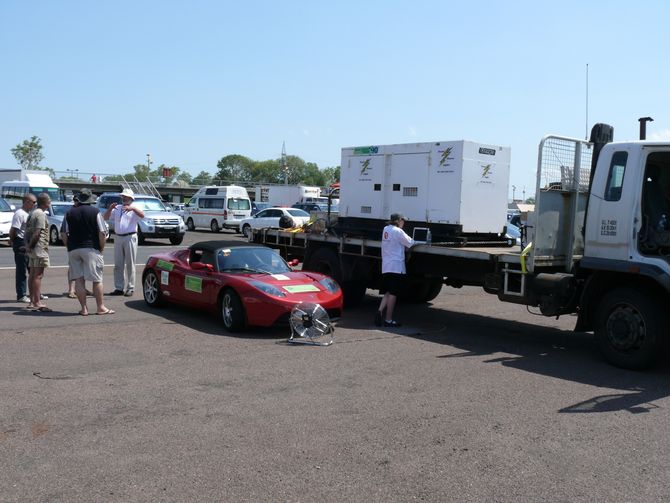 Tesla mit Generator zum Laden im Outback