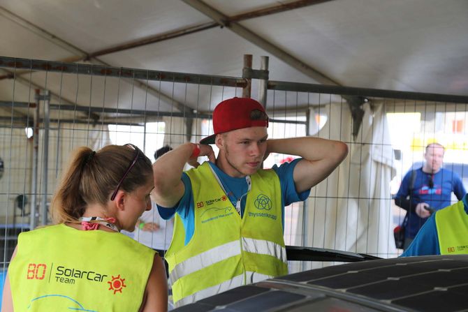 Janin Reinarz und Fahrer Fabian Jung vor dem Start