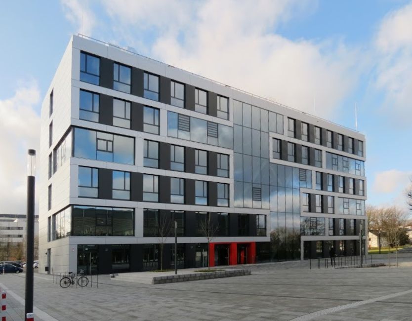 Modernes fünfstöckiges Gebäude