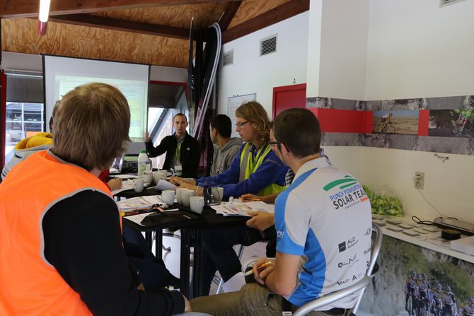 Teamleiter-Briefing durch die Rennleitung