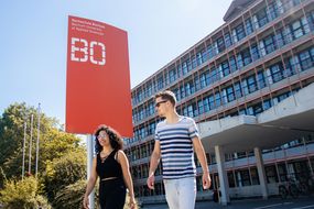 2 Studierende vor der HS Bochum