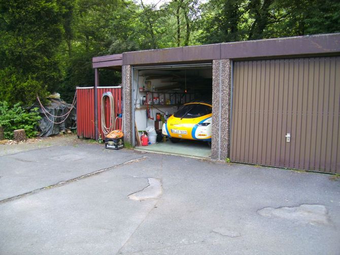 Ein Blick in die Zukunft: So könnte es mal aussehen, wenn man morgens seinen SolarWagen aus der Garage holt Ein Blick in die Zukunft: So könnte es mal aussehen, wenn man morgens seinen SolarWagen aus der Garage holt