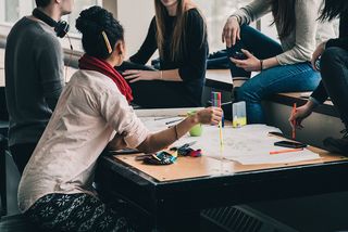 Studierende beim gemeinsamen Lernen