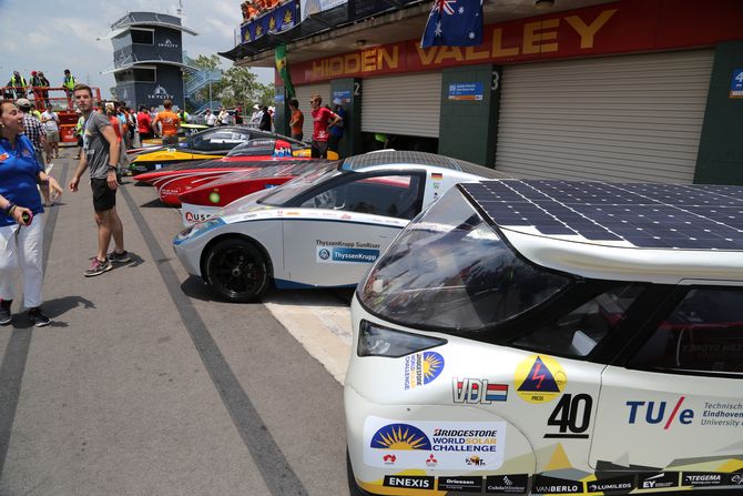 Alle Solarcars zusammen in der Boxengasse