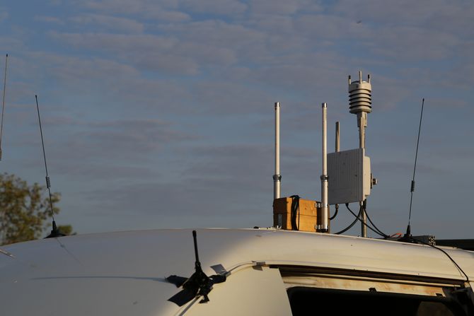 Antennenwald und Wetterstation auf dem Chase-Fahrzeug für Fahrerfunk, Teamfunk, WLAN, Internet- und GSM-Empfang