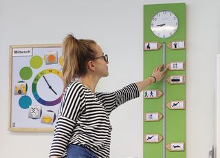 In den Skills-Labs der Hochschule lernen Studierende unter anderem Hilfsmittel in der Ergotherapie kennen. Zum Beispiel solche, die Menschen mit kognitiven Beeinträchtigungen bei der zeitlichen Strukturierung eines Tages dienen können.