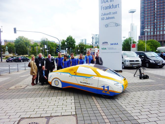 Das SolarCar-Team präsentiert stolz den neuentwickelten SolarWorld GT