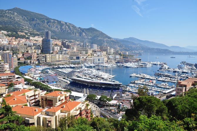 Der Hafen von Monaco, im Vordergrund die Tribüne für das F1-Rennen