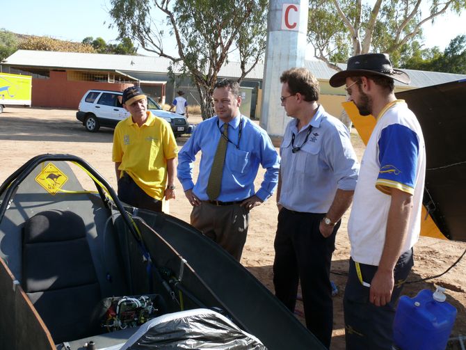 Teamchef Ralf Zweering erklärt der Flying Doctors der Base Alice Springs die Technik von SW No.1. Links im Bild Teamarzt Dr. Henschel
