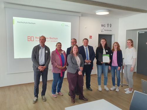 Gruppenaufnahme bei der Urkundenübergabe