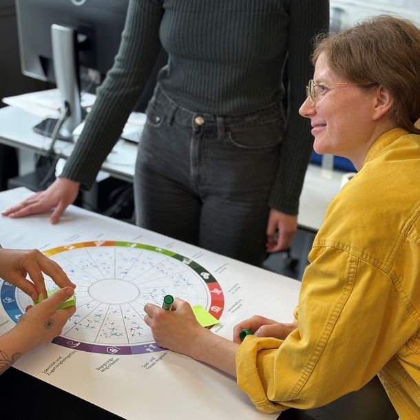 Julia Brüggemann sitzt vor Unterlagen aus dem Projekt.