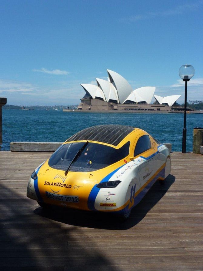 Zwei Stars im Bild: Das schönste Solarcar der Welt vor der Oper von Sydney