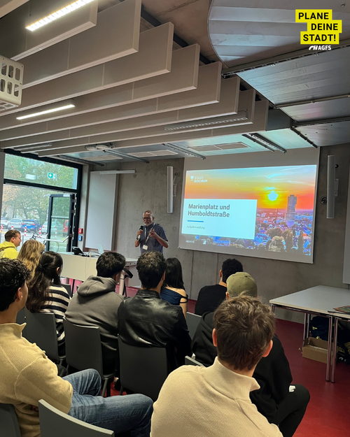 Auf dem Foto sieht man Teilnehmer:innen des Workshops.