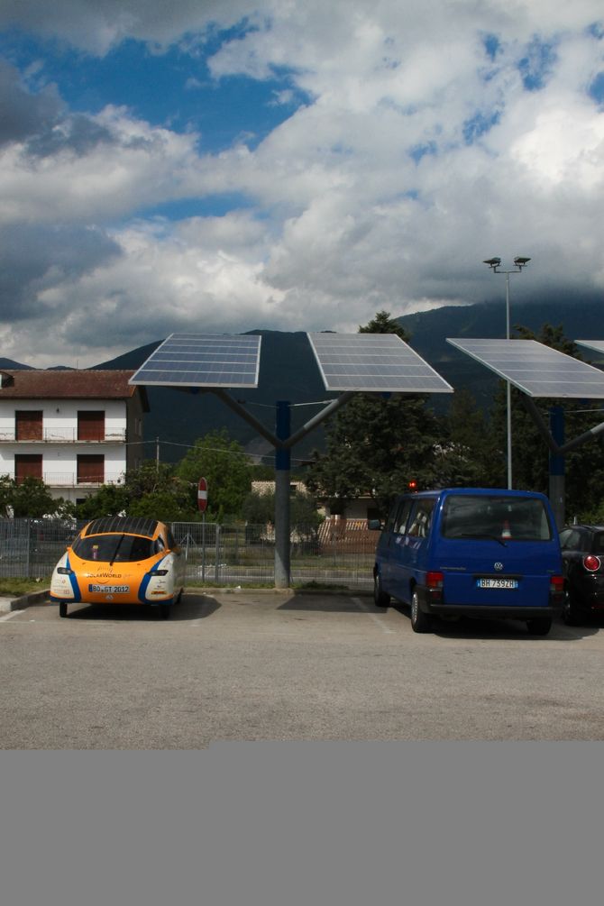 Dieses Fahrzeug bringt seine Solarzellen zum Sonne tanken gleich mit