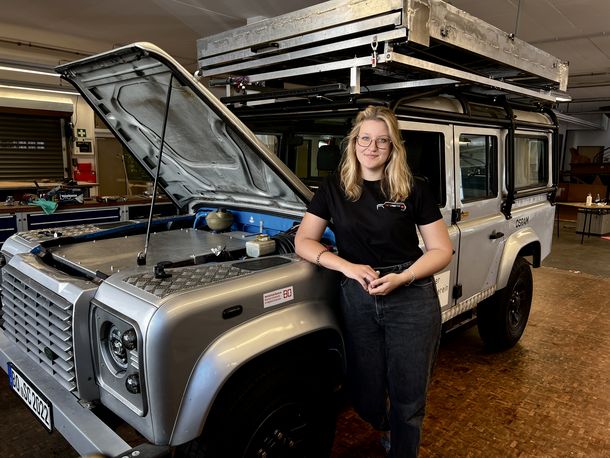 Xenia Wiedenmannott steht vor dem umgebauten Landrover.