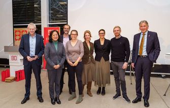 v.l.: Prof. Dr. Manfred Fischedick (Wuppertal Institut), Nachhaltigkeitsprofessorin Dr. Mi­-Yong Becker, Prof. Dr. Bernd Kriegesmann (Präsident der Westf. HS), Masterstudentin Felicitas Breuing, Dr. Vera Battis­-Reese (Kultur Ruhr GmbH), Moderatorin Katja Leistenschneider, Voltavision-Geschäftsführer Nils Stentenbach und Hochschulpräsident Prof. Dr. Jürgen Bock.