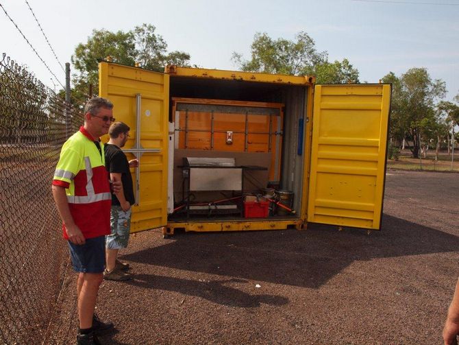 Das Wichtigste zuerst: Der Grill steht vor dem Anhänger im DHL-Container