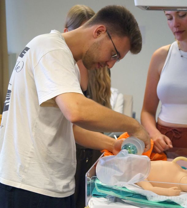Ein angehender Notfallsanitäter trainiert im Skills-Lab der Hochschule an einem Neugeborenen-Simulator die Reanimation. Ein angehender Notfallsanitäter trainiert im Skills-Lab der Hochschule an einem Neugeborenen-Simulator die Reanimation.